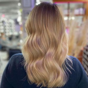 Gepflegtes Haar, strahlendes Blond nach Besuch bei DA VINCE HAIR & MAKE-UP